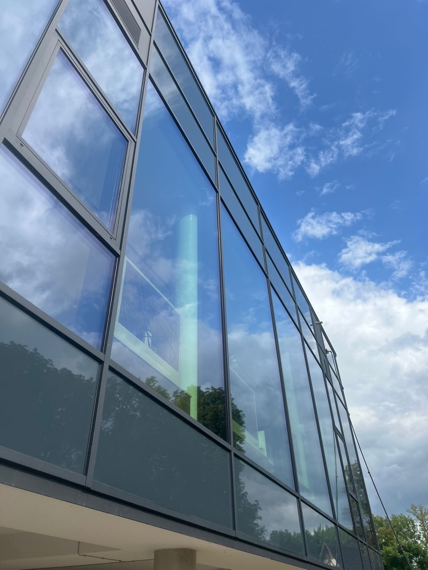 Reinigung einer großen Glasfassade