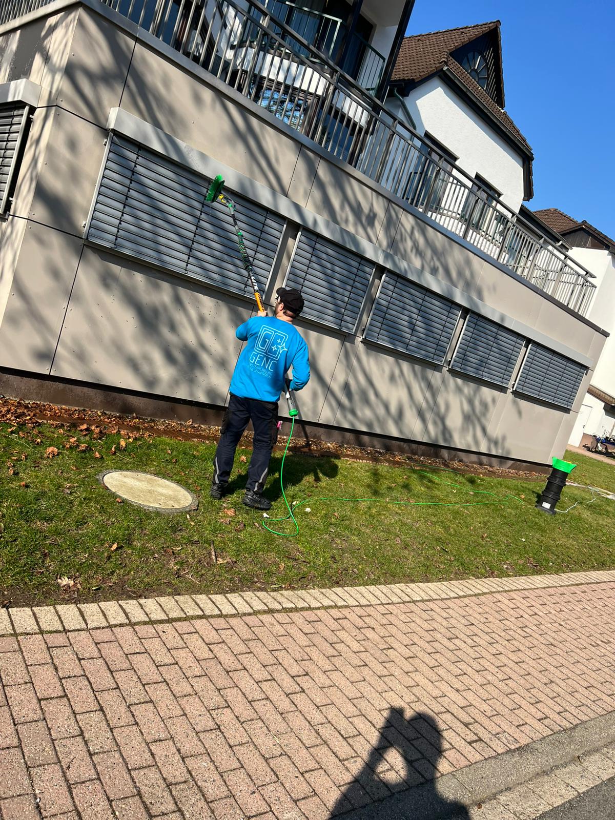 GENC Mitarbeiter bei der Fassadenreinigung